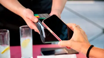 Ce se întâmplă cu bacșișul plătit cu cardul la restaurante sau baruri. Explicația care îi face pe unii ospătari să prefere cash-ul