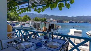 Cât costă să mănânci la tavernă în Grecia în 2026. Nota reală pe care o plătesc românii în Thassos