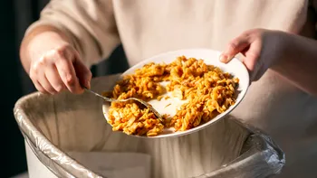 Produsele pe care românii le aruncă cel mai des la gunoi. Câți bani pierdem în fiecare lună