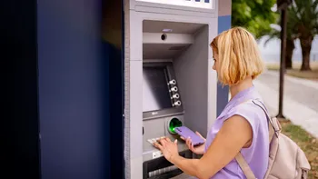Mulți români fac această greșeală la ATM în Grecia. Pot pierde zeci de euro la o singură retragere