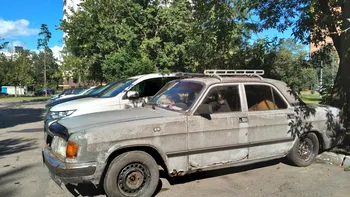 Când poate fi ridicată legal mașina abandonată de lângă bloc. Procedura pe care puțini o cunosc