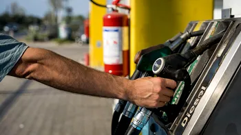De ce s-a scumpit motorina în România, deși în restul UE s-a ieftinit. Explicațiile experților