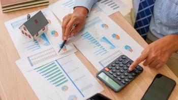 Cea mai scumpă greșeală făcută de românii cu credite la bănci. Poate dubla costul împrumutului