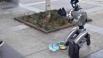 Cerșește pe trotuar și primește donații prin telefon. Robotul din China care a devenit fenomen online