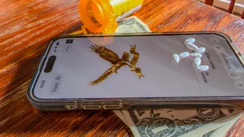Telefonul lui Trump, demontat de experți. Ce au descoperit în interiorul dispozitivului „patriotic”