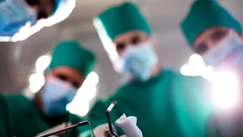 Premieră medicală: medicii au transplantat simultan un ficat și doi rinichi de porc într-un corp uman