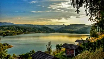 „Litoralul de la munte” renaște după ani de izolare. Drumurile noi aduc valuri de turiști la Lacul Cinciș