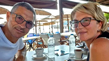 Ce s-a întâmplat la bordul avionului Ryanair după ce un geam s-a spart în timpul zborului. Soția pasagerului rănit: „L-am apucat de picioare, am crezut că vom muri amândoi”