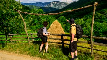 Studiu: Românii nu știu că mersul pe jos poate face bine și minții, nu doar corpului. Doar 12% merg frecvent în drumeții, deși cei care o fac declară mai multă energie și o calitate mai bună a vieții