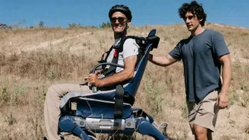 Fiul care și-a ajutat tatăl să învingă scleroza multiplă. Cum a transformat un robot în scaunul rulant al viitorului VIDEO