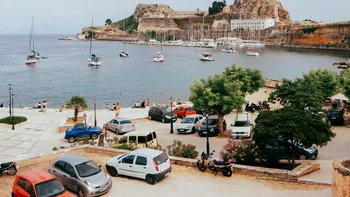 Amenda pe care o pot primi românii încă din prima zi de vacanță în Grecia. Mulți șoferi nu cunosc regula