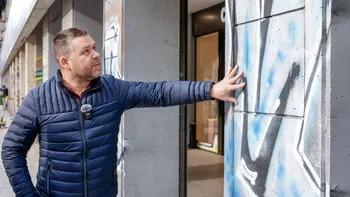 Amenzi pentru proprietarii care nu curăță graffiti-urile de pe clădiri. Bucureștiul pregătește reguli mai dure