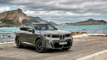 BMW iX5 vine cu 750 de kilometri autonomie și încărcare de 460 kW. Primul X5 electric ridică miza în clasa SUV-urilor premium