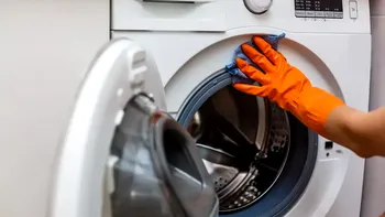 Butonul de pe maşina de spălat rufe care elimină mirosurile urâte din cuvă. Mulţi nici nu ştiu de existenţa lui