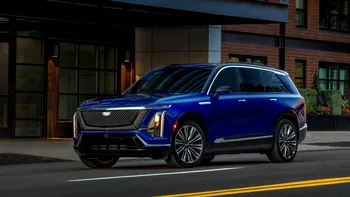 Cadillac oprește livrările unui SUV electric de lux: scaunul din spate poate prinde pasagerii