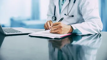 Medicii au crezut că are o leziune la ficat. Obiceiul banal cu laptopul era, de fapt, cauza petelor de pe piele