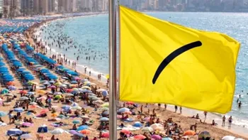 Ce înseamnă noul steag galben cu o dungă neagră de pe plajele spaniole. Ignorarea lui poate duce la amenzi