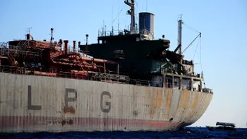 Ce spun autoritățile despre petrolierul care arde în Marea Neagră. Există vreun risc pentru turiști?