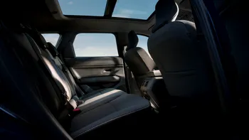 Dacia cu scaune obosite: spumă, tapițerie, șine și semne care trădează uzura reală