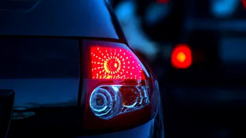 Stop pe frână aprins permanent: contact pedală, reglaj sau eroare electrică