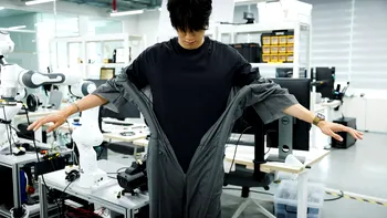 VIDEO | Costumul care se îmbracă singur. Tehnologia care nu are nevoie de mâini sau de ajutor