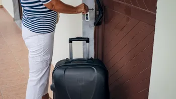 Pleci în vacanță? Cele 7 greșeli care îți pot aduce cheltuieli de mii de lei când te întorci acasă