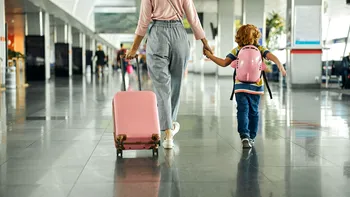 Poţi pleca în străinătate cu un minor fără acordul celuilalt părinte? Ce spune legea exact în 2026