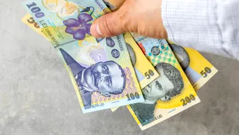 Românii sub 30 de ani pot încasa bani în fiecare lună dacă se angajează. Bonusul oferit de stat