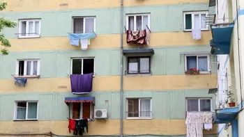 Scuturarea covoarelor pe geam sau pe balcon ar putea fi amendată într-un oraș din România. Ce prevede noul regulament