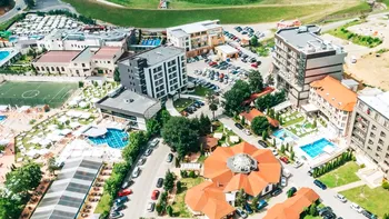 Stațiunea din România care altădată atrăgea mii de turiști este acum pustie. Proprietarii și-au scos pensiunile la vânzare