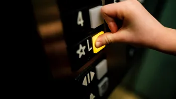 Statul vrea să monteze lifturi în blocurile vechi. Cine are prioritate şi ce spun românii despre idee