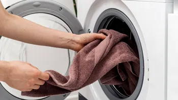 Temperatura recomandată pentru spălarea prosoapelor. Așa nu devin aspre și rigide
