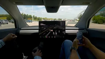 Tesla Cybercab nu are volan sau pedale, dar ascunde un „joystick” pe ecran. Un bug l-a arătat pasagerilor