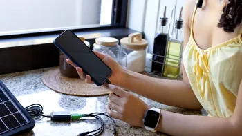 Cum îți încarci telefonul fără încărcător. Soluțiile care te scapă de adaptor când pleci de acasă