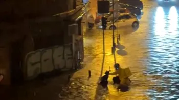 Un curier Glovo, surprins mergând prin apele din București pentru a livra o comandă. Imaginile au devenit virale