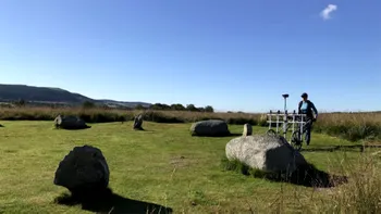 Un nou „Stonehenge” ar putea fi ascuns sub turbă în Scoția: cercul preistoric descoperit pe insula Arran