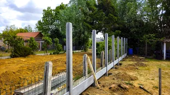Ziduri ridicate pe linia de hotar sau geamuri cu vedere spre curtea ta. Ce poţi face legal în 2026 pentru a amenda vecinii