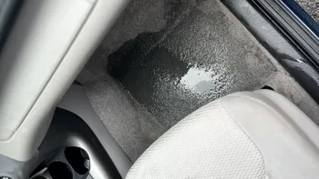 Apă pe covorașul pasagerului: condens AC, parbriz sau scurgere înfundată, cum identifici sursa