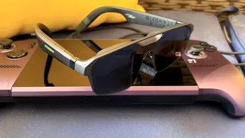 Ochelarii Asus ROG Xreal R1 transformă orice consolă într-un ecran de 171 de inci, dar prețul taie entuziasmul