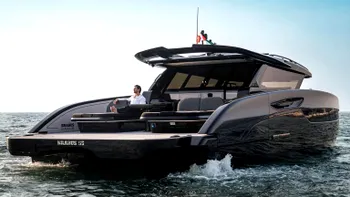 Brabus a construit un catamaran de 1.430 de cai-putere, care pare că zboară deasupra apei