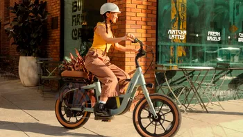 Bicicletele electrice sunt acuzate de haos, dar adevărul e mai complicat. De ce e-bike-urile schimbă orașele în bine