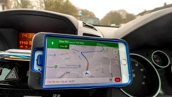 Google Maps schimbă complet navigația pe Android Auto. Noua interfață 3D începe să ajungă la toată lumea, dar pe rând, chiar și în România