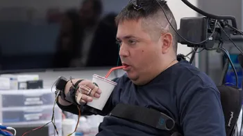 VIDEO | Un bărbat paralizat și-a recăpătat controlul asupra mâinilor cu ajutorul unei noi tehnologii care ar putea schimba viața a milioane de oameni