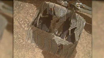 Imaginea care arată cât de dură este planeta Marte. Roata roverului Curiosity, aproape 14 ani de explorare mai târziu