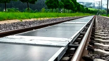 Panouri solare pe calea ferată, fără să oprească trenurile. Testul din Elveția care pare prea simplu ca să nu fie folosit