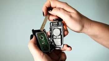 Cheie care nu mai pornește mașina după cădere: transponder, carcasă sau baterie