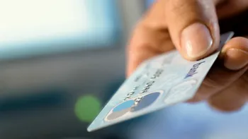 Banii pe care îi pierzi pentru că plătești „la timp”, dar în ziua greșită. Detaliul care contează la cardurile de credit
