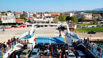 Reguli noi pe feribotul Keramoti–Thassos. Ce trebuie să știe șoferii cu mașini electrice, hibride sau GPL