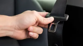 De ce centura de siguranță are un mic nasture din plastic. Rolul banal, dar extrem de util
