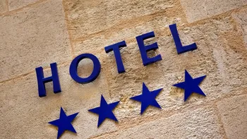 Poate hotelul să-ți anuleze rezervarea după ce ai plătit avansul? Ce drepturi ai